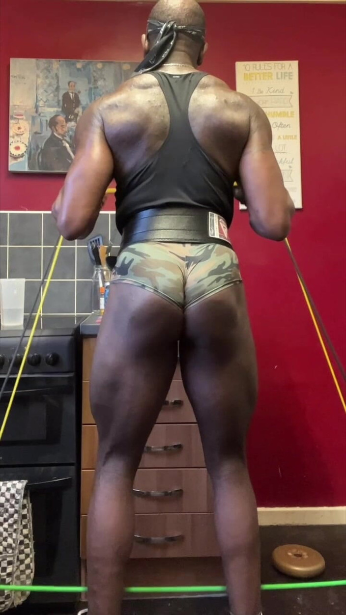 Black mature kinky muscle: Schwarze muskeln, hintern &amp; rückentraining &amp; flex-show