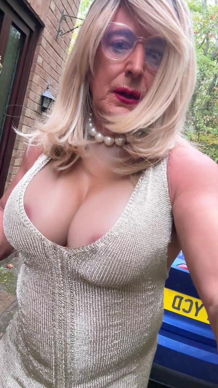 Kellycd2022: Sexy transvestã¤t kellycd2022 in gold-Mesh-kleid seidig, nahtlose strumpfhose und Absätze