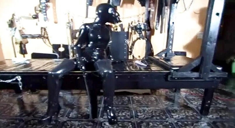 Fetish Desire: Extrem bondage för latex fetisch slampa