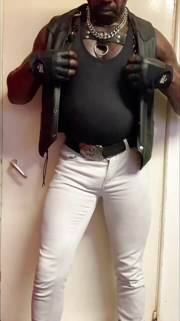 Black smoking muscle stepdad: Чорний м'язистий член і цицьки грають у струну singlet cum