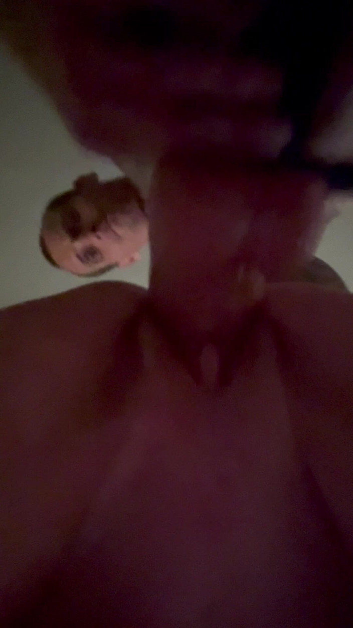 Whole chickens: シンディのマンコを後ろから叩く