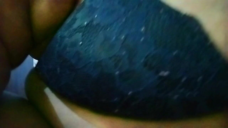Aria Mia: Gara-gara lagi gairah seksual, aku masturbasi sambil ngobrol sama istriku...