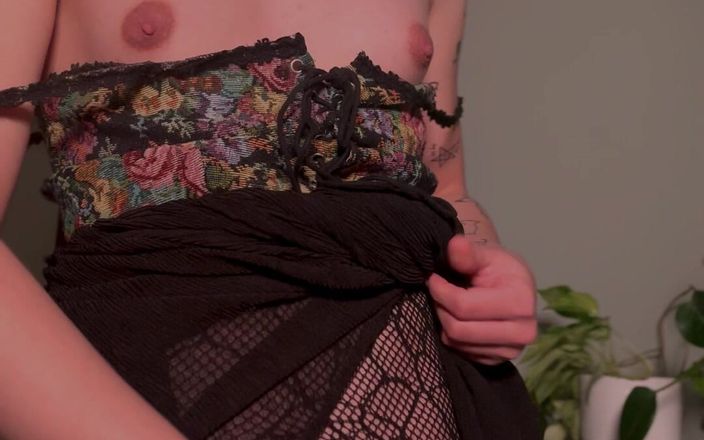 Pastelle Trash: Gotik trans kız yeni elbisesiyle tek başına eğlence