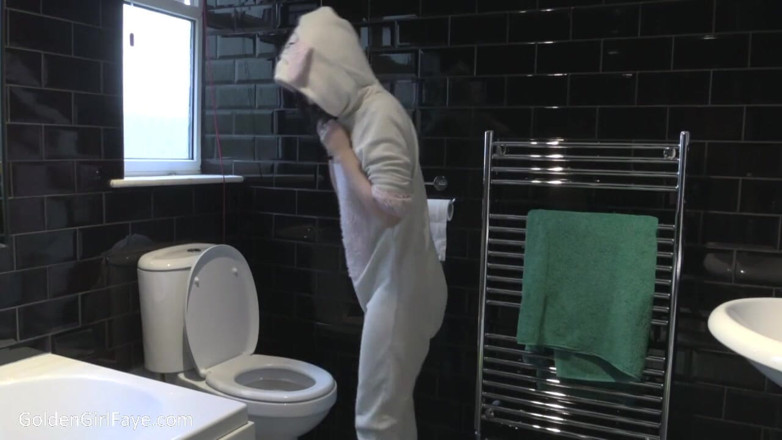Her Kink UK: Onesie wee