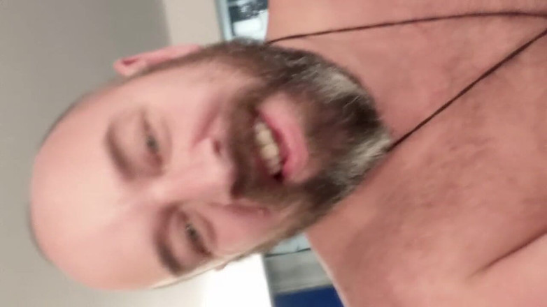 Skin&earth: Baculatý medvěd POV zespodu. Grunting a stříkání na tvou tvář