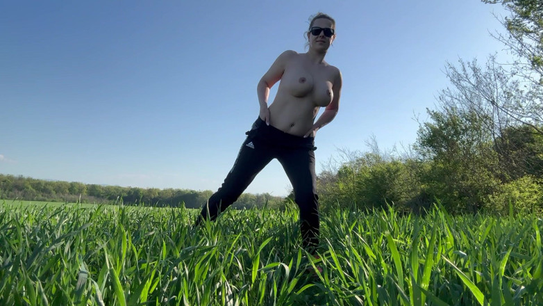 Emeli: Сквирт на улице, обнаженная