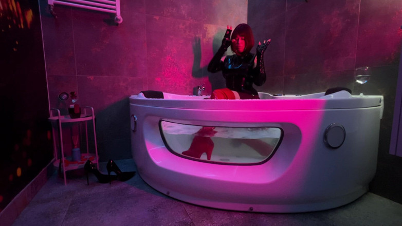 Dominatrix Miss Patricia Stark: Mistress' Taking a Bath in Latex and Boots