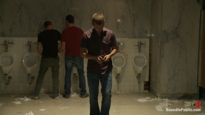 Bound in public: 공중 화장실에서 두 명의 순진한 창녀를 쓰러뜨리는 음탕한 순양함