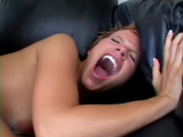 Vintage megastore: 短い髪の生姜ふしだらな女は、黒いソファの上で彼女のお尻を証明します