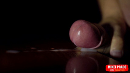 Mikel Prado: Inget ljud - runkar av på bordet och sprutar med spermier