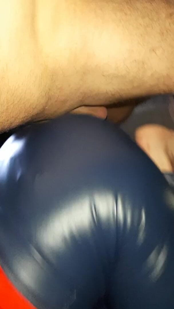 Shiny leather assfuck: Culo lucido scopata in pantaloni di lattice blu