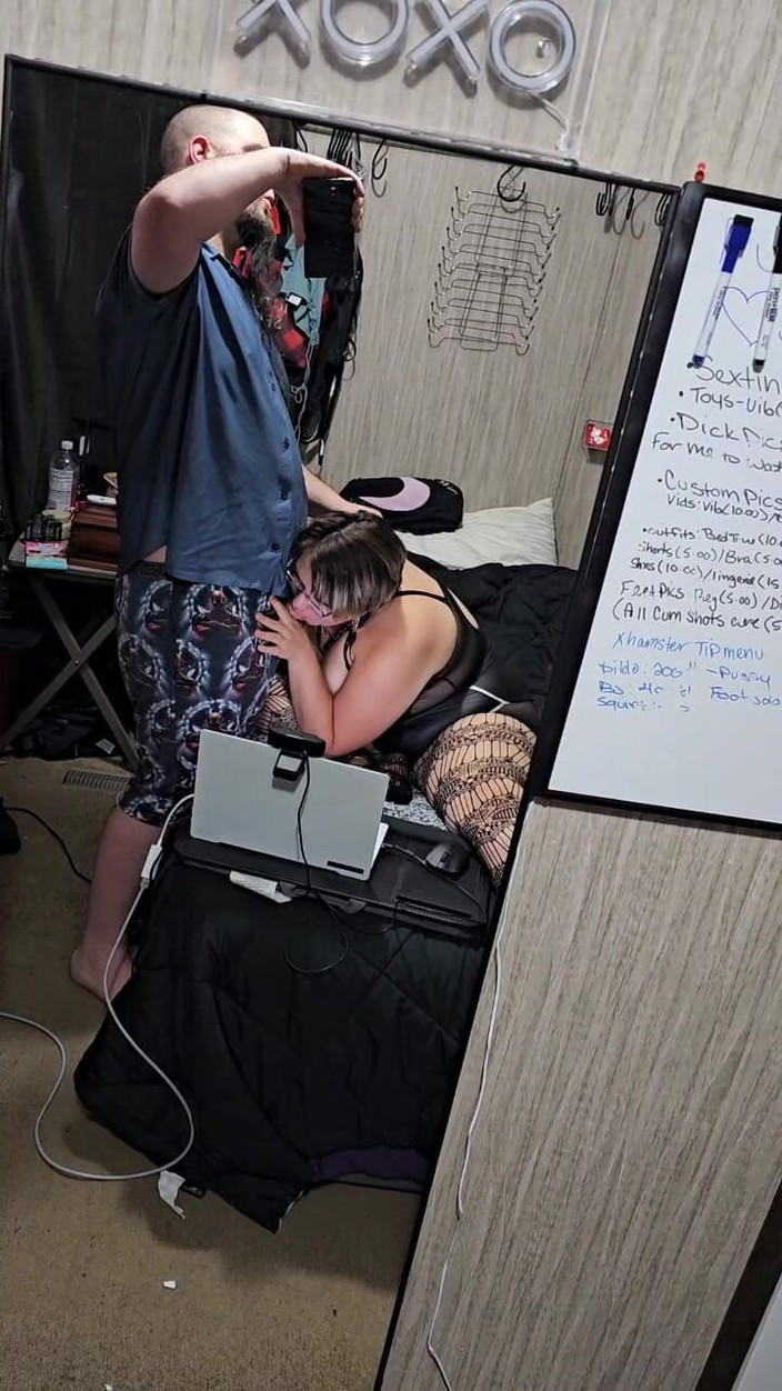 Funhousewife69: Он ходил в спальне и заставил меня пососать его член