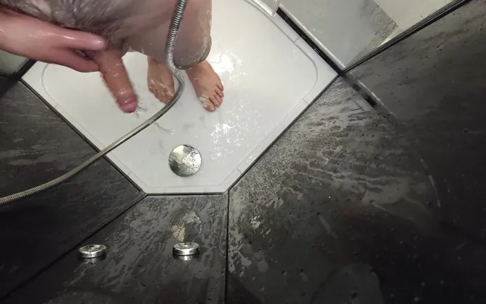 Uhri: Hotel shower hairy guy