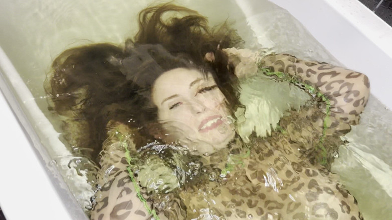 Hottie goddess: La lotta per l'eleganza aerea e subacquea