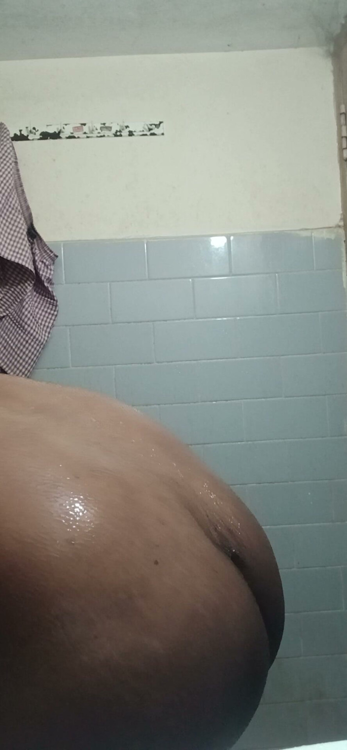 Baddiehotnew: Banho e show de bunda
