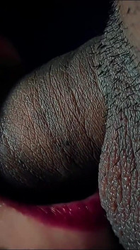 Intim close-up: bibir terkunci dalam ekstasi