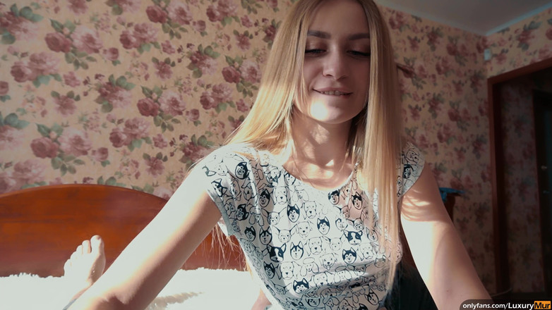 ReplayXXXLady: POVが報酬のために欲望に満ちた義理の妹とセックスした