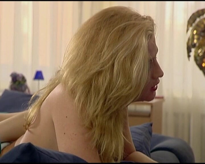German Threesome: Des salopes allemandes élégantes se font baiser ensemble pendant une séance...