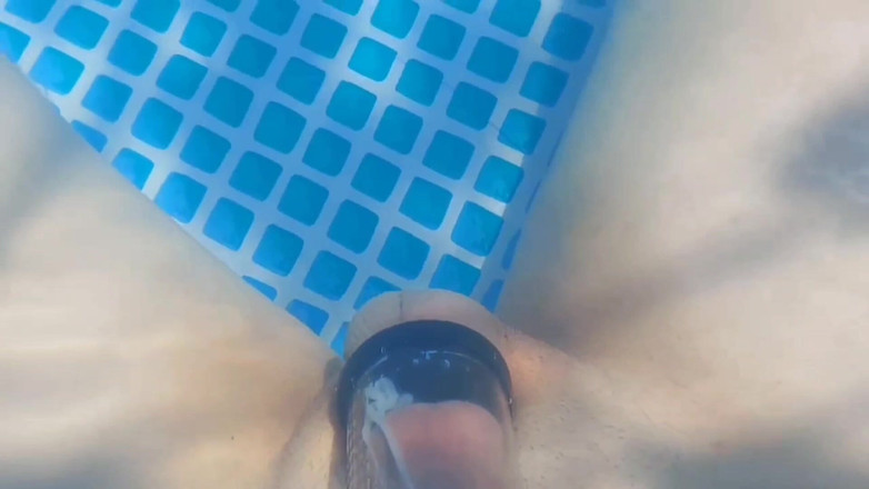 Kitty_Cross: Deslumbrante trans beleza escovando cabelo em espelho redondo