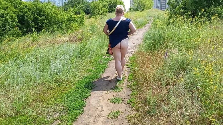 Zona901: A fat woman walks through the park shows her ass...
