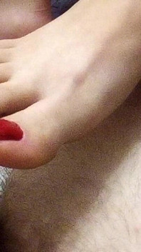 Chị Kế Cho Phép Tôi Làm Hài Lòng Bản Thân Bằng Chân Của Cô Ấy