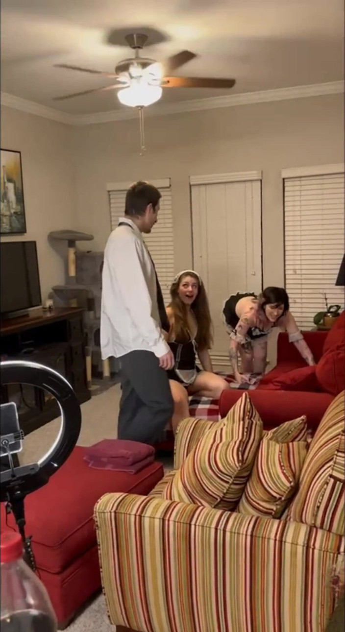 Darrenblazeent: Servitoare perverse curăță mare și neagră într-un sex în patru sexy