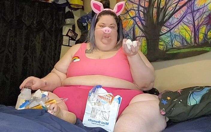 Ms Kitty Delgato: Une grosse cochonne se fait fourrer et oinking