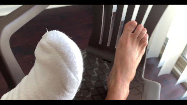 Jasons feet: Jsem požádána, abych si nosí atletická ponožky a ukázat více...