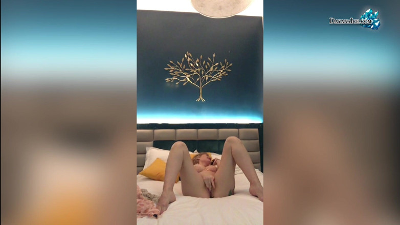 Dayana Ice: Passionate milf fondles wet pussy on camera