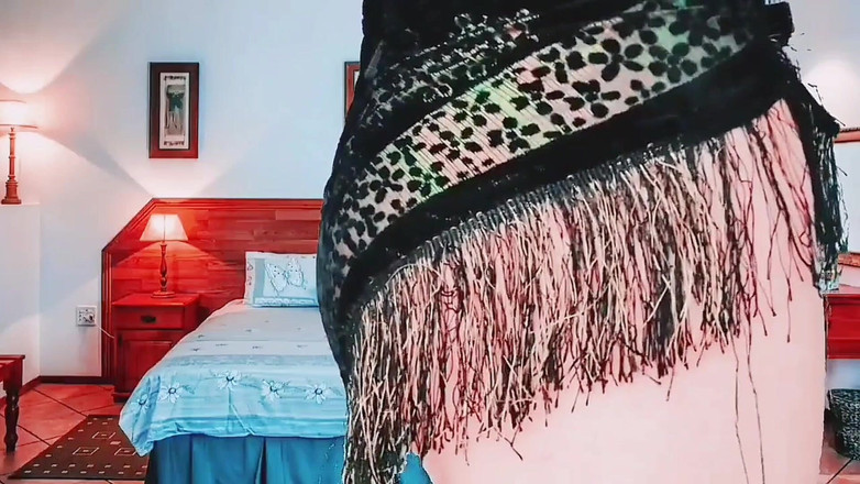 Kitty_Cross: Çarpıcı kadın kılıklı kadın kırmızı neon glow altında şehvetli bir şekilde dans...