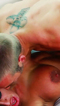O zeiță în ciorapi face lumea un loc de departe mai sexy cu preferințele ei tatuaje