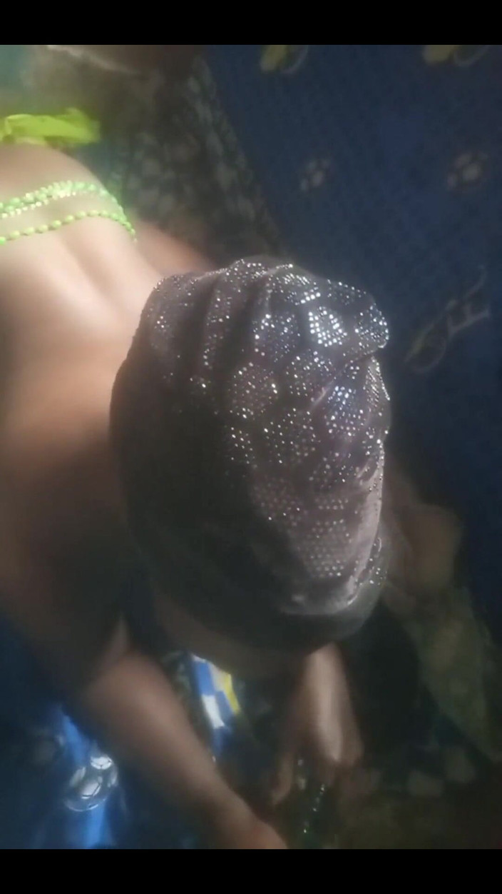 Oladi plenty tv: Người phụ nữ da đen xinh đẹp được đặt trong video tự quay tại...