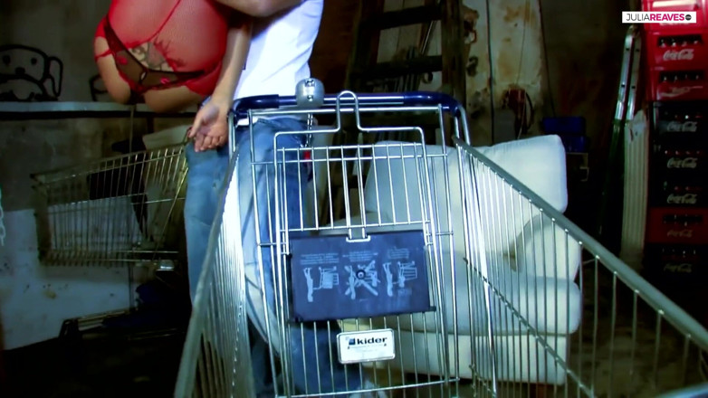 Cum Date Me: O curvă sexy își întinde picioarele în timp ce o pulă uriașă îi împinge găurile...