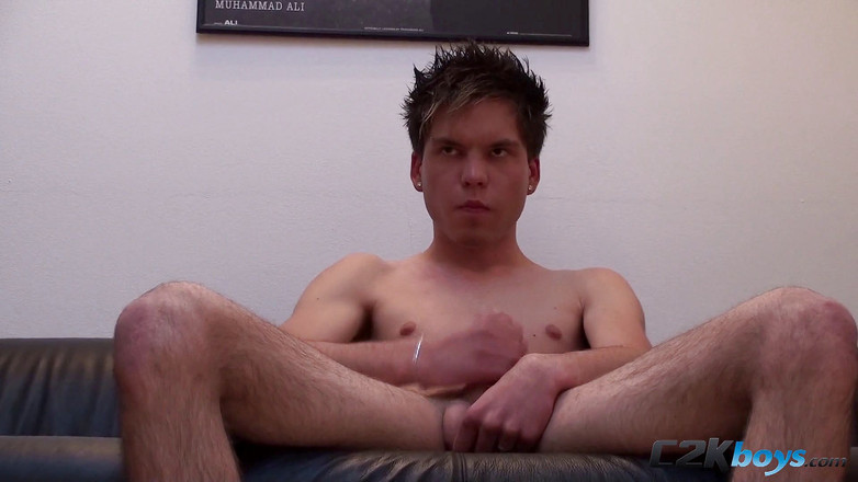 C2K Boys: Minh अपनी नीली कच्छी में उत्साहित हो जाती है और अपने लंड को रगड़ना और पथपाना शुरू कर देती है