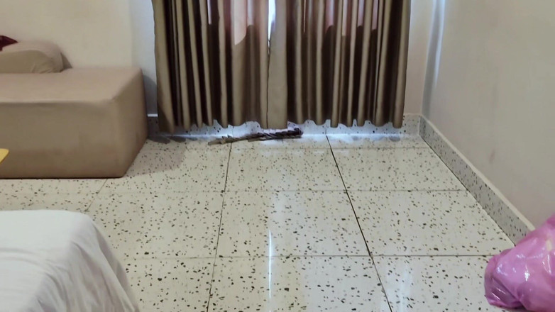 Anonymous Vlogger: Casal Khmer fodendo no Dia de Ano Novo Luar!