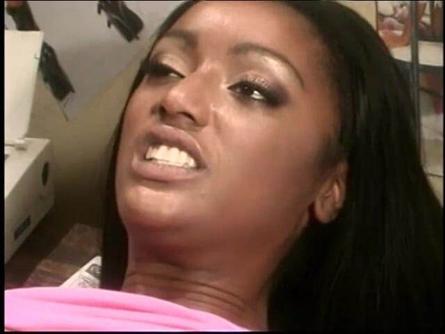 Sex Karma: La viziosa ragazza nera fa un deepthroat ad un enorme...