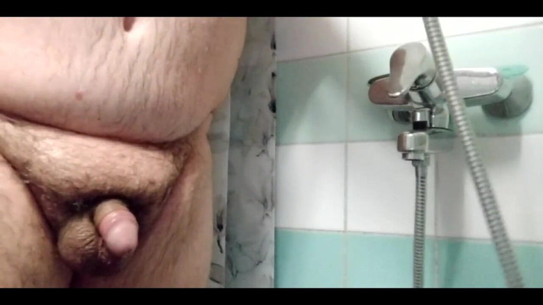 Asian slave & white superchub Master: 观看夏娃给亚当斯洗鸡巴，她如何收回他的包皮并真正地给他洗澡，以获得一个漂亮干净的鸡巴