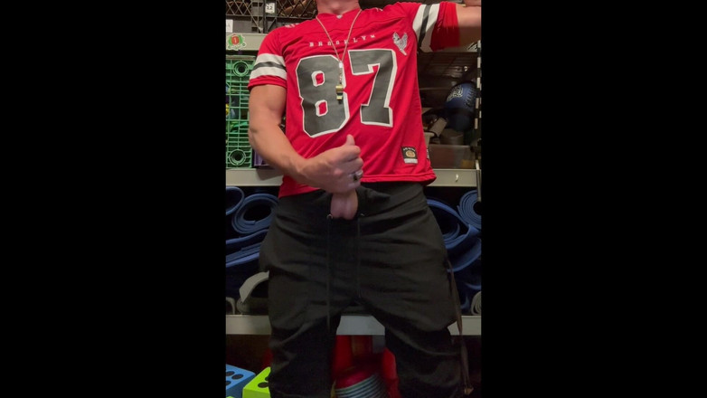 JockDad87: जॉकडैड87 नंबर 87 के साथ अपनी जर्सी में भार डालता है।