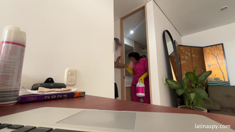 Latinaspy: Zimmermädchen mit riesigem arsch putzt wohnung dann wichst ihren chef...