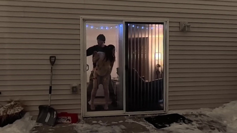 Mya Lane: Předvádění pro sousedy a manželku ošukanou na gauči