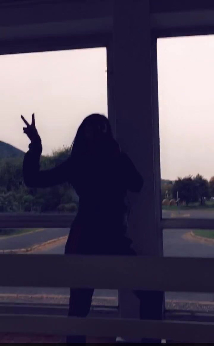 Nesty: Oczekiwanie na pociąg z Coco De Mal