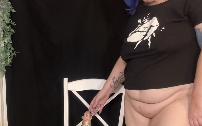 Miss quinn Cater: Cewek ini lagi asik ngentot dildo ukuran raksasa sambil mengerang...