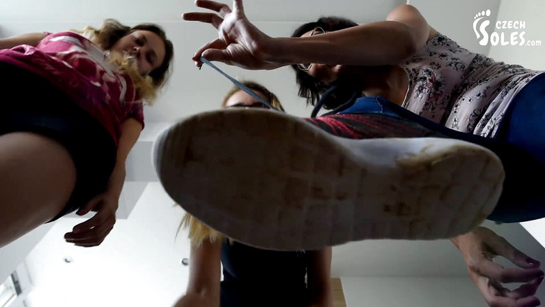 Czech Soles - foot fetish content: Wycieraczka POV dla 3 chłostych dziewczyn