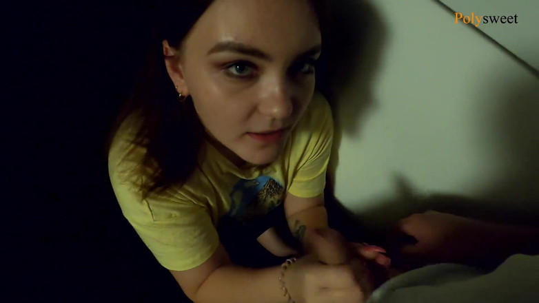 Polly Sweet: Flickan ger en avsugning på en allmän balkong och går...