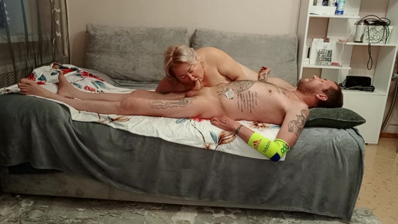 Zona901: La vicina mi aiuta a venire con la sua bocca