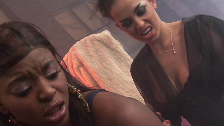 Bananas with Melons: गीली लड़कियां दृश्य-4_busty काले बाल वाली लेस्बियन पिशाच अपने काले दोस्त को अपने डिल्डो के साथ चोदती है