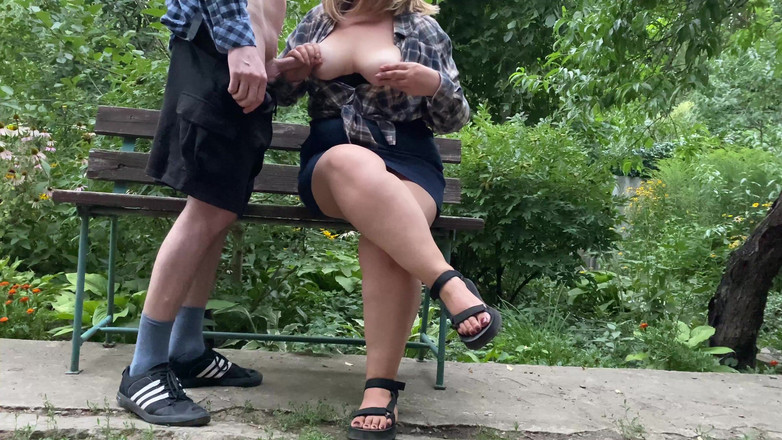 OurFetishLife: Üvey orta yaşlı seksi kadın göğüslerine boşalmama izin veriyor