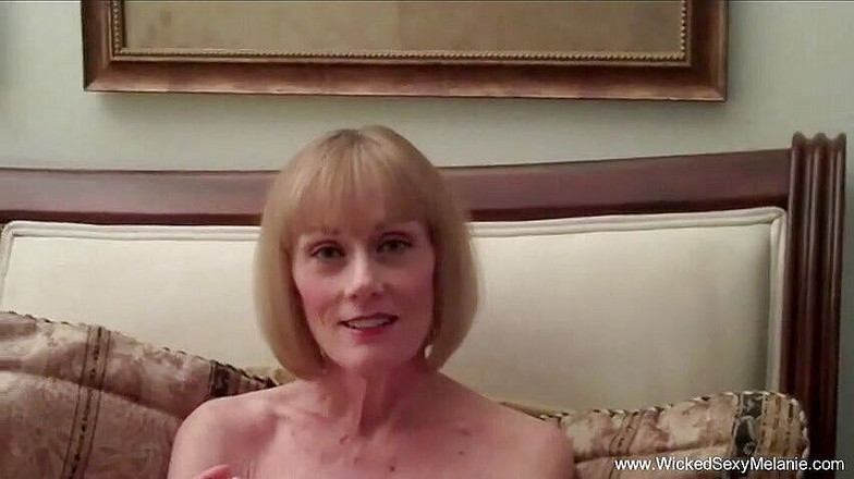 Wicked Sexy Melanie: Une salope mature suce et baise une bite bien dure...