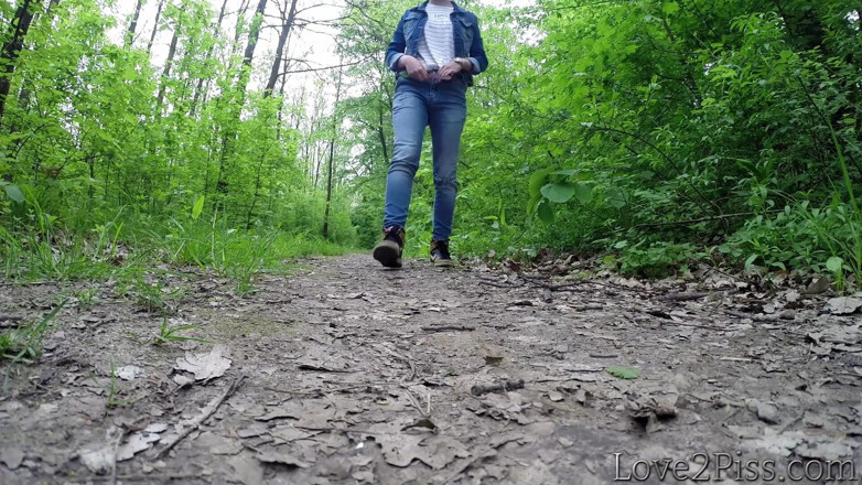 Love 2 Piss: All natural - Ingrid is peeing and wiping herself with a...