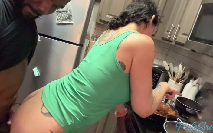 PsiloSiren: Apimentada vida de esposa negociável - casal interracial fode na cozinha...
